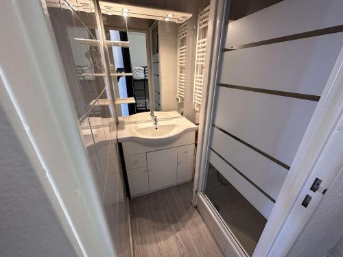 une salle de bain avec un lavabo et un miroir dans l'établissement Studio cabine rénové 4 pers au Grau-du-Roi avec piscine et parking - FR-1-731-117, au Grau-du-Roi