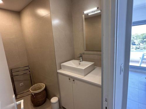 une salle de bain avec un lavabo et un miroir dans l'établissement Appartement familial 6 pers à Port Camargue avec parking - FR-1-731-123, au Grau-du-Roi