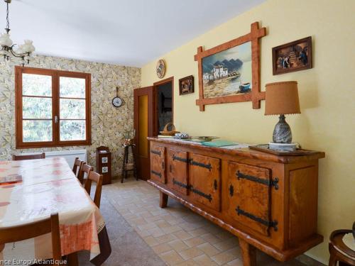 Photo de la galerie de l'établissement Villa 4 chambres avec WIFI, proche plage, La Palmyre - FR-1-705-93, aux Mathes