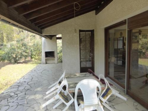 Photo de la galerie de l'établissement Villa 4 chambres avec WIFI, proche plage, La Palmyre - FR-1-705-93, aux Mathes