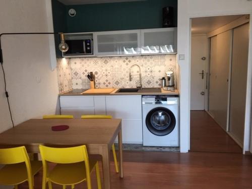 Photo de la galerie de l'établissement Studio avec terrasse à Port Camargue, piscine et parking - FR-1-731-114, au Grau-du-Roi