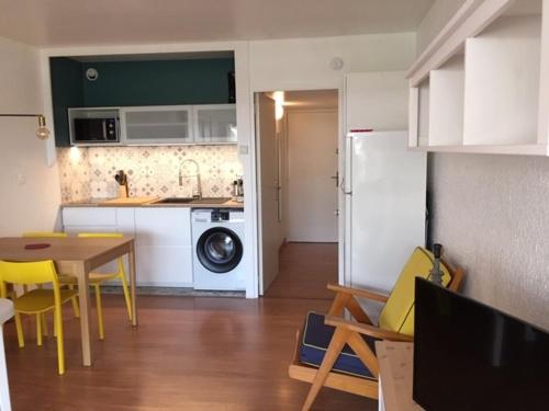 Photo de la galerie de l'établissement Studio avec terrasse à Port Camargue, piscine et parking - FR-1-731-114, au Grau-du-Roi