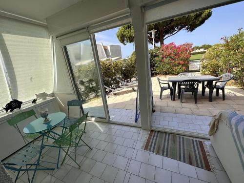 Cette chambre dispose d'une terrasse avec une table et des chaises. dans l'établissement Appartement 3 pièces, terrasse privée, 6 personnes à Port Camargue - FR-1-731-120, au Grau-du-Roi