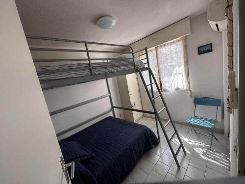 une chambre avec un lit superposé et une échelle dans l'établissement Appartement 3 pièces, terrasse privée, 6 personnes à Port Camargue - FR-1-731-120, au Grau-du-Roi