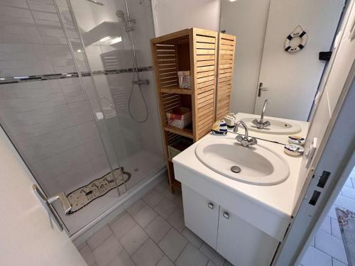 une salle de bain avec un lavabo et une douche dans l'établissement Appartement 3 pièces, terrasse privée, 6 personnes à Port Camargue - FR-1-731-120, au Grau-du-Roi