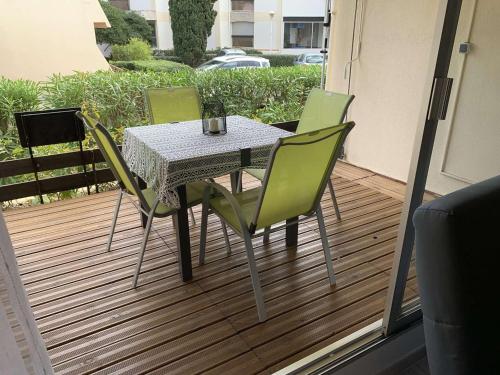 une table et quatre chaises sur une terrasse dans l'établissement Studio refait à neuf pour 4 pers. à Port Camargue - FR-1-731-121, au Grau-du-Roi