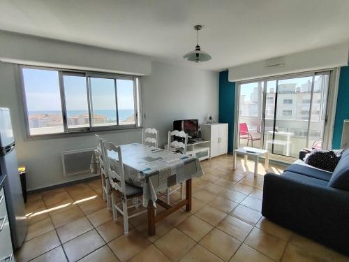 un salon avec une table et un canapé dans l'établissement RESIDENCE PROCHE PLAGE - FR-1-652-50, à Saint-Hilaire-de-Riez