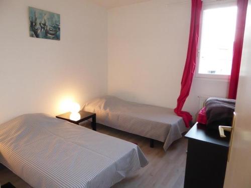 une chambre avec deux lits et une fenêtre dans l'établissement Cap d'Agde: Appt 3 pièces avec vue imprenable - FR-1-723-168, au Cap d'Agde