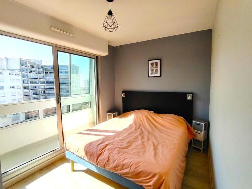 une chambre avec un lit et une grande fenêtre dans l'établissement RESIDENCE PROCHE PLAGE - FR-1-652-50, à Saint-Hilaire-de-Riez