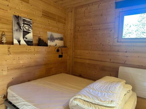 Cette chambre comprend un lit dans une cabane en bois. dans l'établissement Chaleureux appartement duplex 3 chambres avec parking, Bolquère - FR-1-592-82, à Font-Romeu-Odeillo-Via