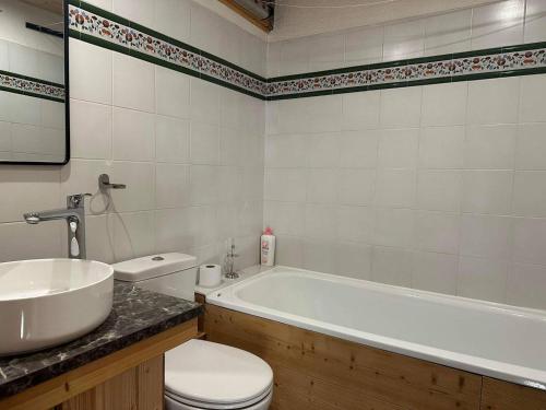 une salle de bain avec une baignoire, des toilettes et un lavabo dans l'établissement Chaleureux appartement duplex 3 chambres avec parking, Bolquère - FR-1-592-82, à Font-Romeu-Odeillo-Via