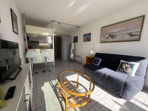 un salon avec un canapé et une table dans l'établissement Studio au Cap d'Agde avec parking, piscine proche du port - FR-1-249-420, au Cap d'Agde