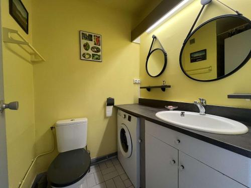une salle de bain avec un lavabo et une machine à laver dans l'établissement Studio au Cap d'Agde avec parking, piscine proche du port - FR-1-249-420, au Cap d'Agde