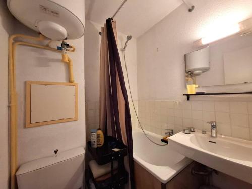 une salle de bain avec un lavabo, des toilettes et un miroir dans l'établissement Studio proche pistes avec parking – 2 personnes - FR-1-592-83, à Font-Romeu