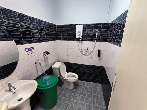 ein Badezimmer mit Toilette, Waschbecken und Dusche in der Unterkunft Bansuan Sukcharoen at Kuraburi in Khura Buri