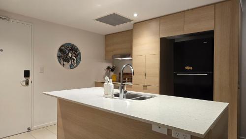 une cuisine avec un évier et un réfrigérateur dans l'établissement Prime Broadbeach Location wPool Free Onsite Parking, à Gold Coast