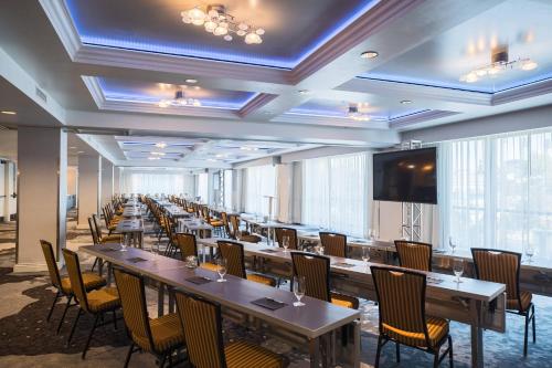 a large dining room with tables and chairs at Renaissance Pittsburgh Hotel in Pittsburgh