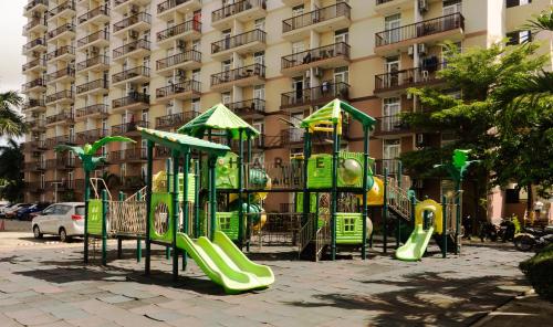 Ο χώρος παιχνιδιού για παιδιά στο Close to Airport Room with Balcony and Pool Access
