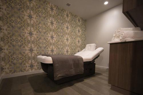 a room with a spaificialificialificialificialificialificialificialificialificialificialificial at The Historic Cavalier Hotel and Beach Club Autograph Collection in Virginia Beach