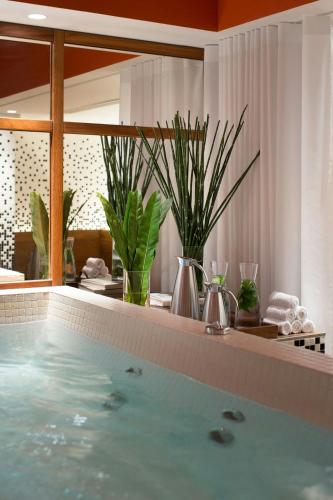 - une grande piscine dans une chambre d'hôtel ornée de plantes dans l'établissement Renaissance Paris Republique Hotel & Spa, à Paris