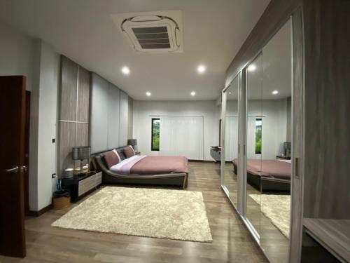 Un pat sau paturi într-o cameră la SB Holiday Resort Chiang Mai - Villa Sofia