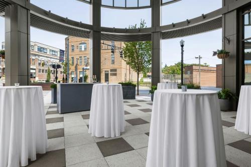 Un restaurante o sitio para comer en The MC, Autograph Collection