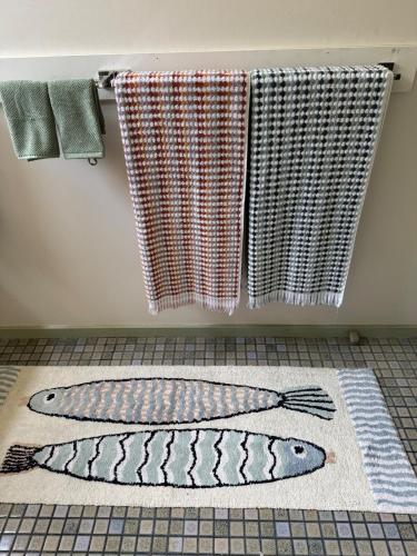 a fish rug on a bathroom floor with towels at Golden Days Shack in Jan Juc, Great For Surfers, Family-Friendly, 4-Min Walk to Beach in Torquay