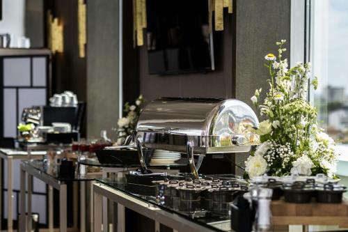 a kitchen with a grill on top of a counter at AC Hotel by Marriott Paris Le Bourget Airport in Le Bourget