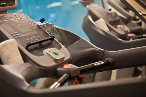 a gym with at Renaissance Newark Airport Hotel in Elizabeth