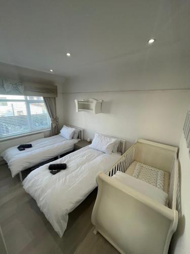 Postel nebo postele na pokoji v ubytování Stylish Home Away From Home! 6 Minutes from Beach!