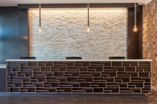 a lobby with a brick wall and a counter at Courtyard by Marriott Thousand Oaks Agoura Hills in Agoura Hills