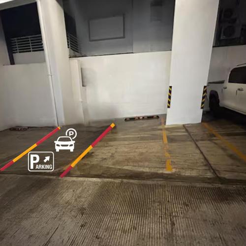 Un estacionamiento con un coche estacionado en él en Tu guarida, en Santo Domingo