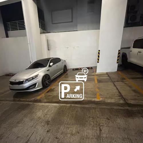 ein in einer Garage geparktes Auto mit einem Parkschild in der Unterkunft Tu guarida in Santo Domingo