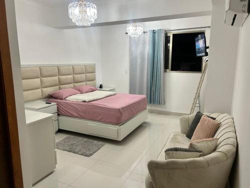 sypialnia z łóżkiem, kanapą i krzesłem w obiekcie Tu guarida w mieście Santo Domingo