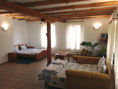 una sala de estar con un sofá y una cama en Hotel Pri Chakara, en Arbanasi