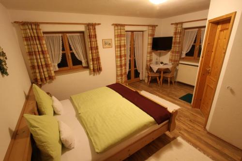 ein Schlafzimmer mit einem Bett und einem Schreibtisch in einem Zimmer in der Unterkunft Ferienhaus Andreas in Krün