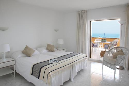 A bed or beds in a room at Apartaments Beach & Golf Resort