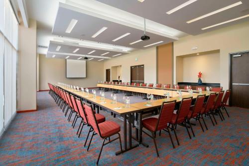 a large conference room with a long table and chairs at Courtyard by Marriott Hermosillo in Hermosillo
