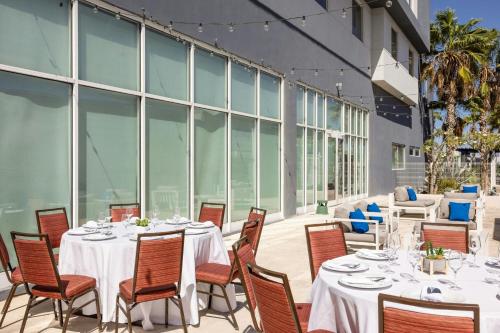a group of tables and chairs on a patio at Courtyard by Marriott Hermosillo in Hermosillo