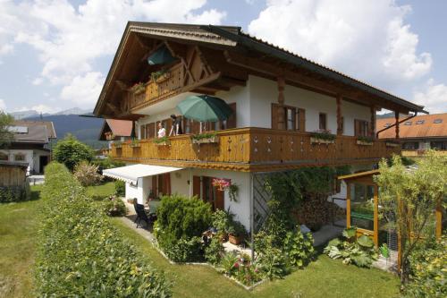 ein Haus mit Balkon darüber in der Unterkunft Ferienhaus Andreas in Krün