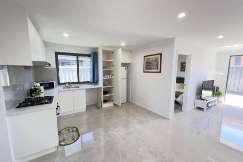 Кухня или мини-кухня в B2 Airport Adjacent Home - New Amenities & Fast Wi-Fi
