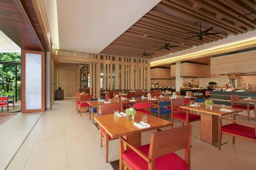 Ресторан / где поесть в Le Meridien Phuket Mai Khao Beach Resort