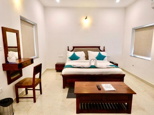Postel nebo postele na pokoji v ubytování Radha Kunj Resort Pushkar