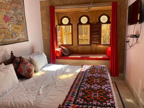 Postel nebo postele na pokoji v ubytování Music city homestay Jaisalmer