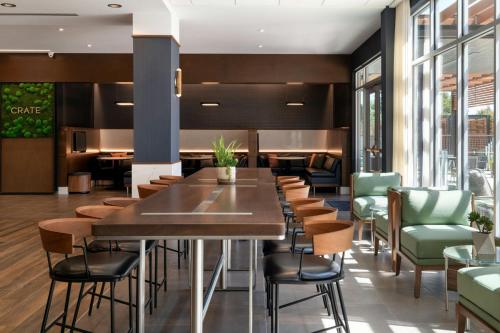 a restaurant with a long table and chairs at Courtyard by Marriott Fresno Clovis in Clovis