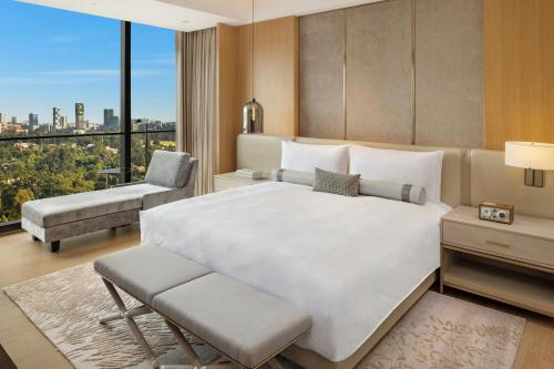 Postel nebo postele na pokoji v ubytování JW Marriott Hotel Nairobi