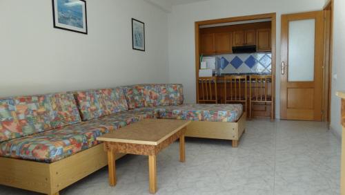 sala de estar con sofá y mesa en Apartamentos Beni-Beach, en Benidorm