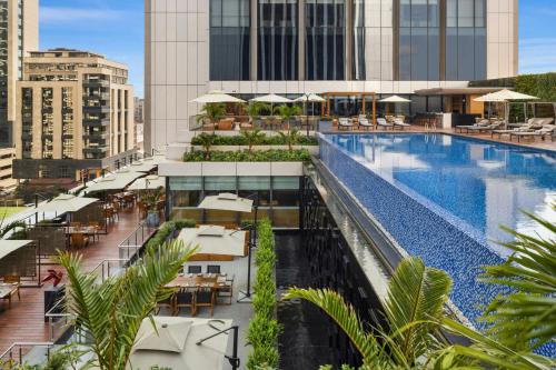 Bazén v ubytování JW Marriott Hotel Nairobi nebo v jeho okolí