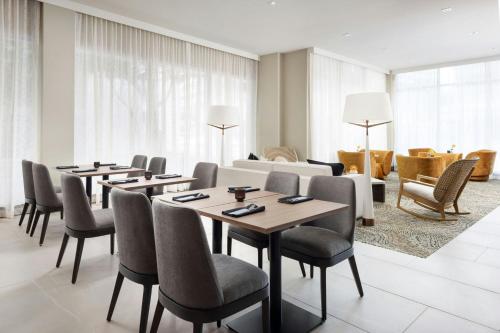 Posezení v ubytování AC Hotel by Marriott Honolulu