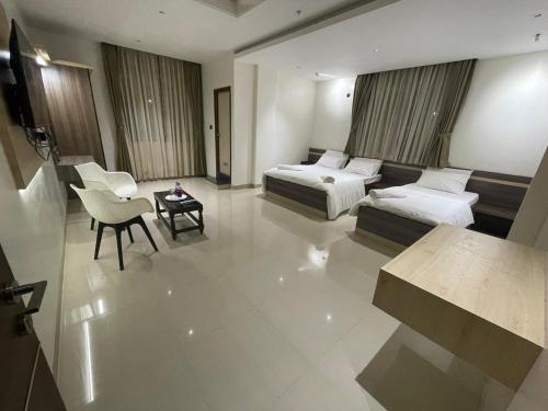 Postel nebo postele na pokoji v ubytování Model Grand Inn